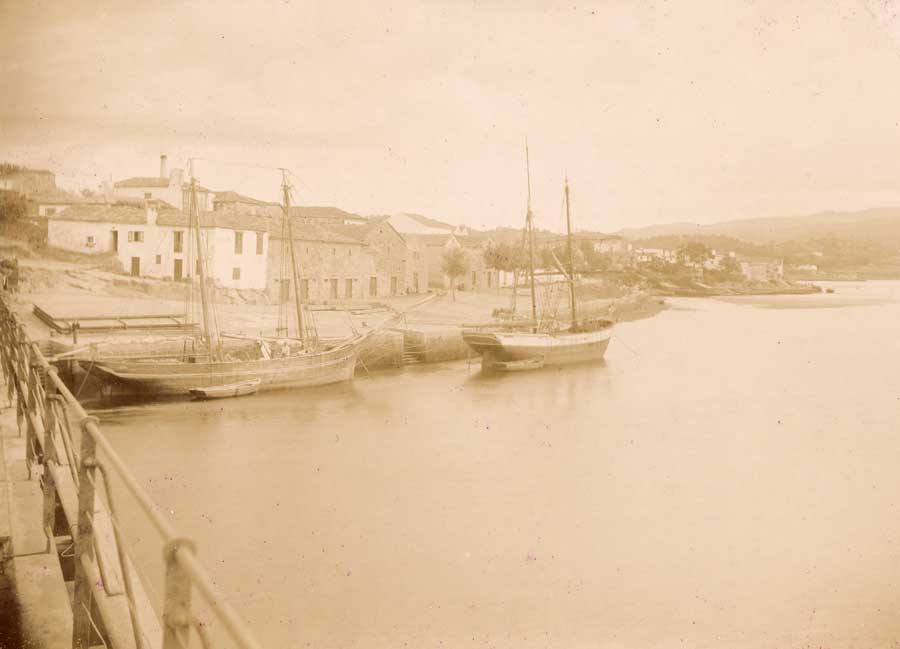 Goletas amarradas al muelle de la Moureira. Foto tomada desde el antiguo puente de madera anterior a la construcción del puente de la Barca. Finales del s. XIX. 
