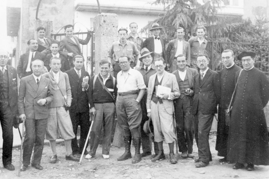 Membros do Seminario de Estudos Galegos diante da casa de Ramón María Aller (Lalín, 1934).