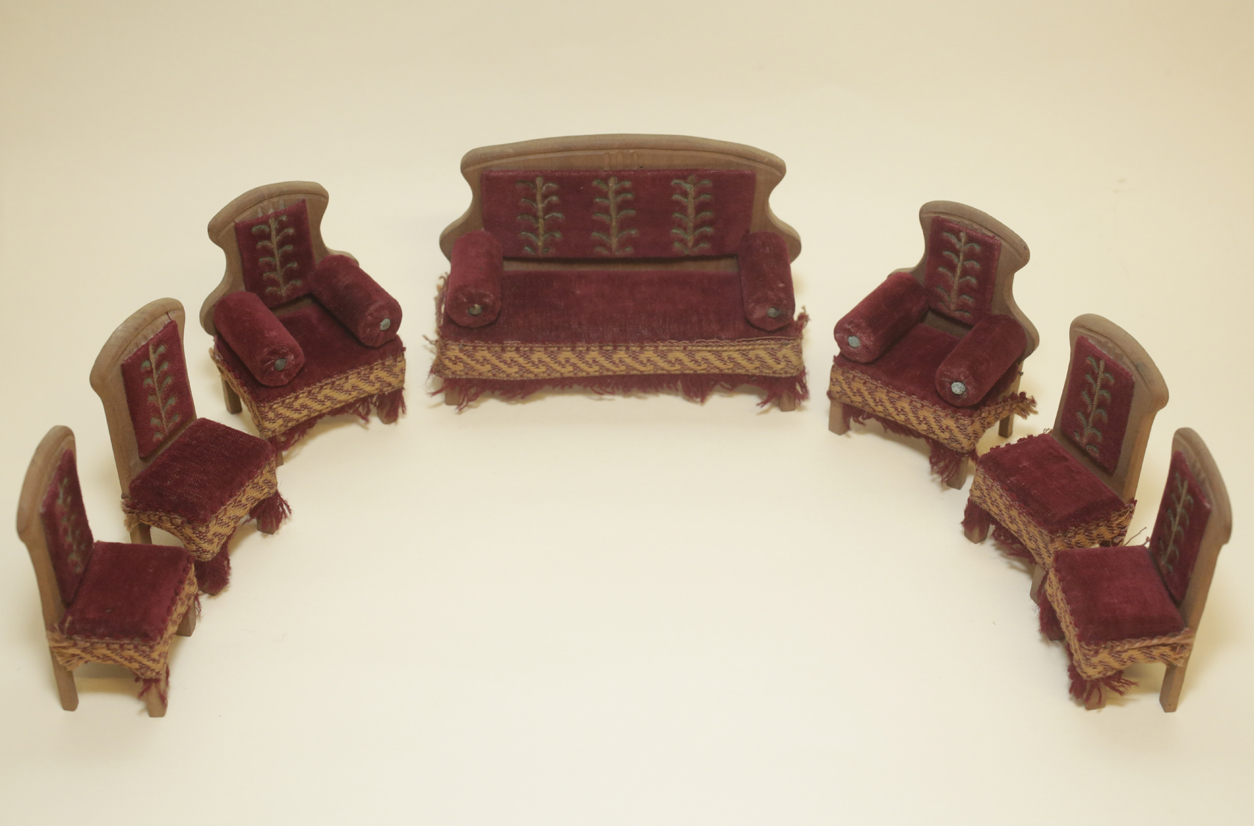 Sofá, dúas butacas e catro cadeiras de estilo modernista, en miniatura.